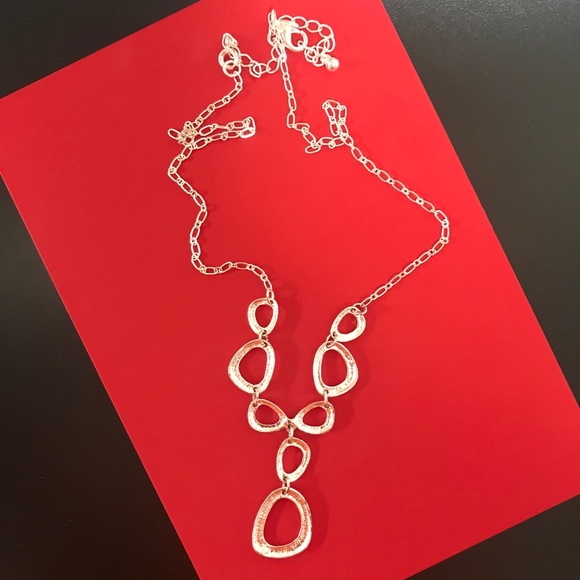 NWOT Avon Silvertone Triangular Shapes Necklace - Picture 3 of 3